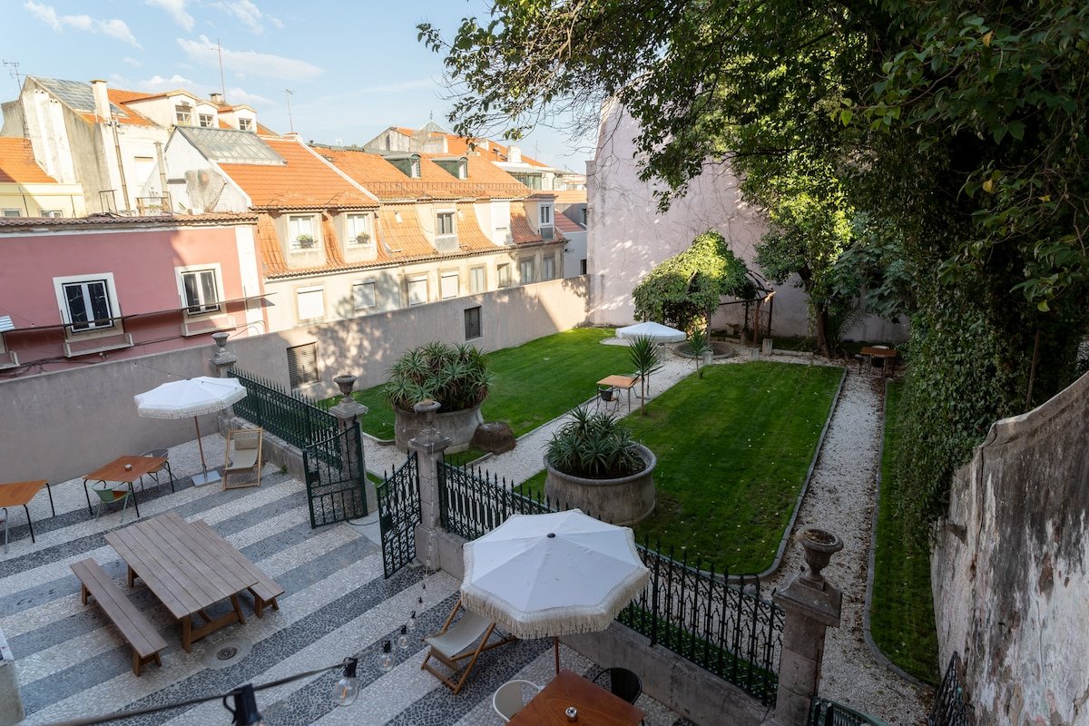 6-bedroom apartment with garden & coworking gallery image 4