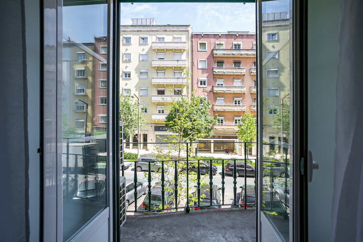 Home Out 1E – 5 Suite Apartment Central w/ Parking gallery image 5