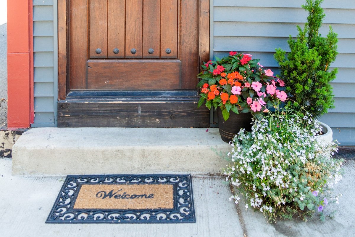 Entire house 1 City block from Wrigley Field! gallery image 3