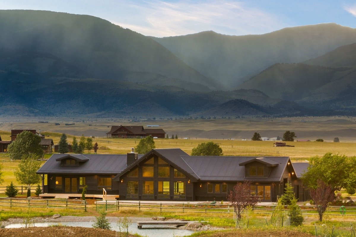 Luxury Oasis Near Yellowstone, Spacious with pond