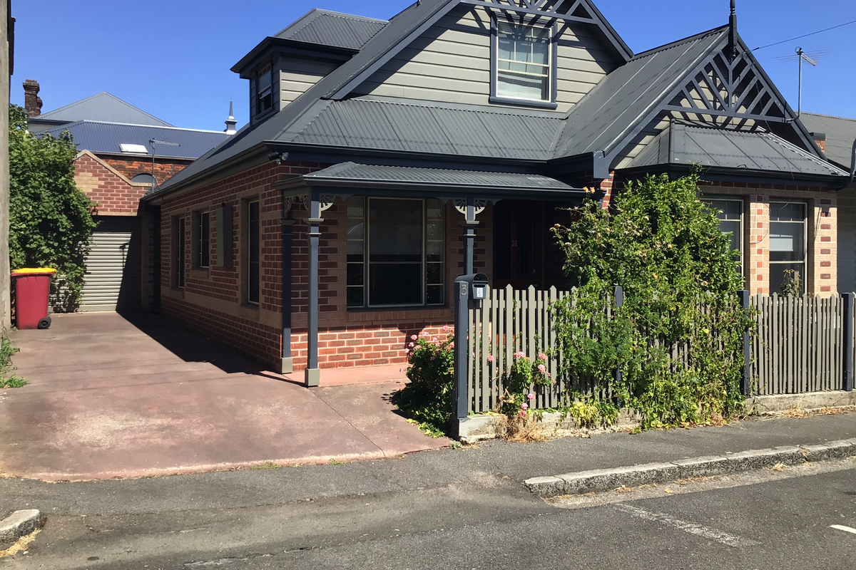 City townhouse, free parking, walk to city