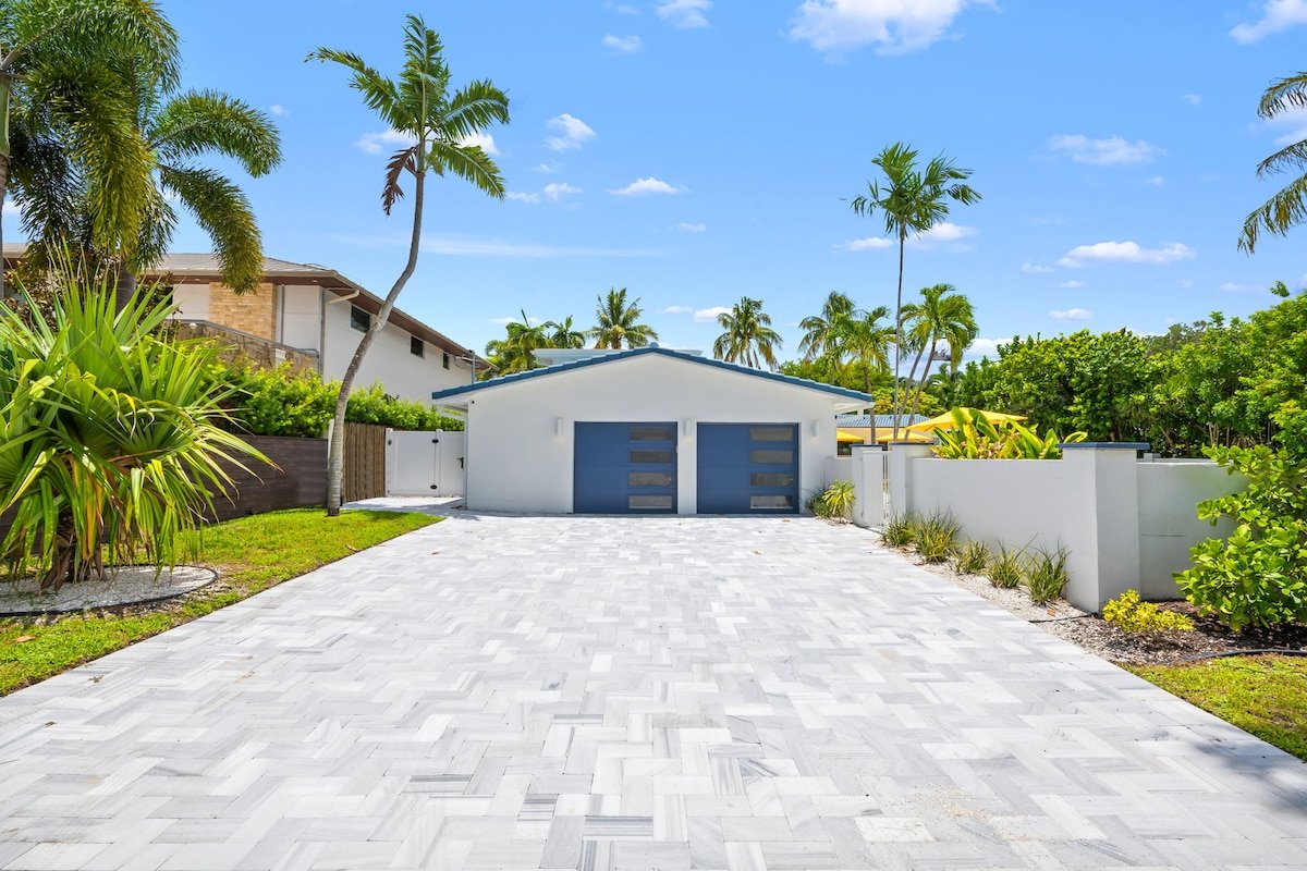 Spectacular waterfront home large pool/hot tub. gallery image 3