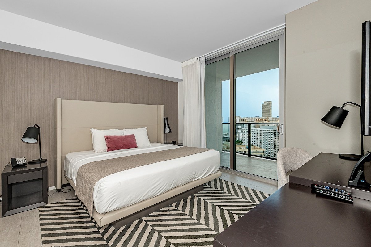 Stunning Luxury Waterview Condo in Hollywood #1708 gallery image 5