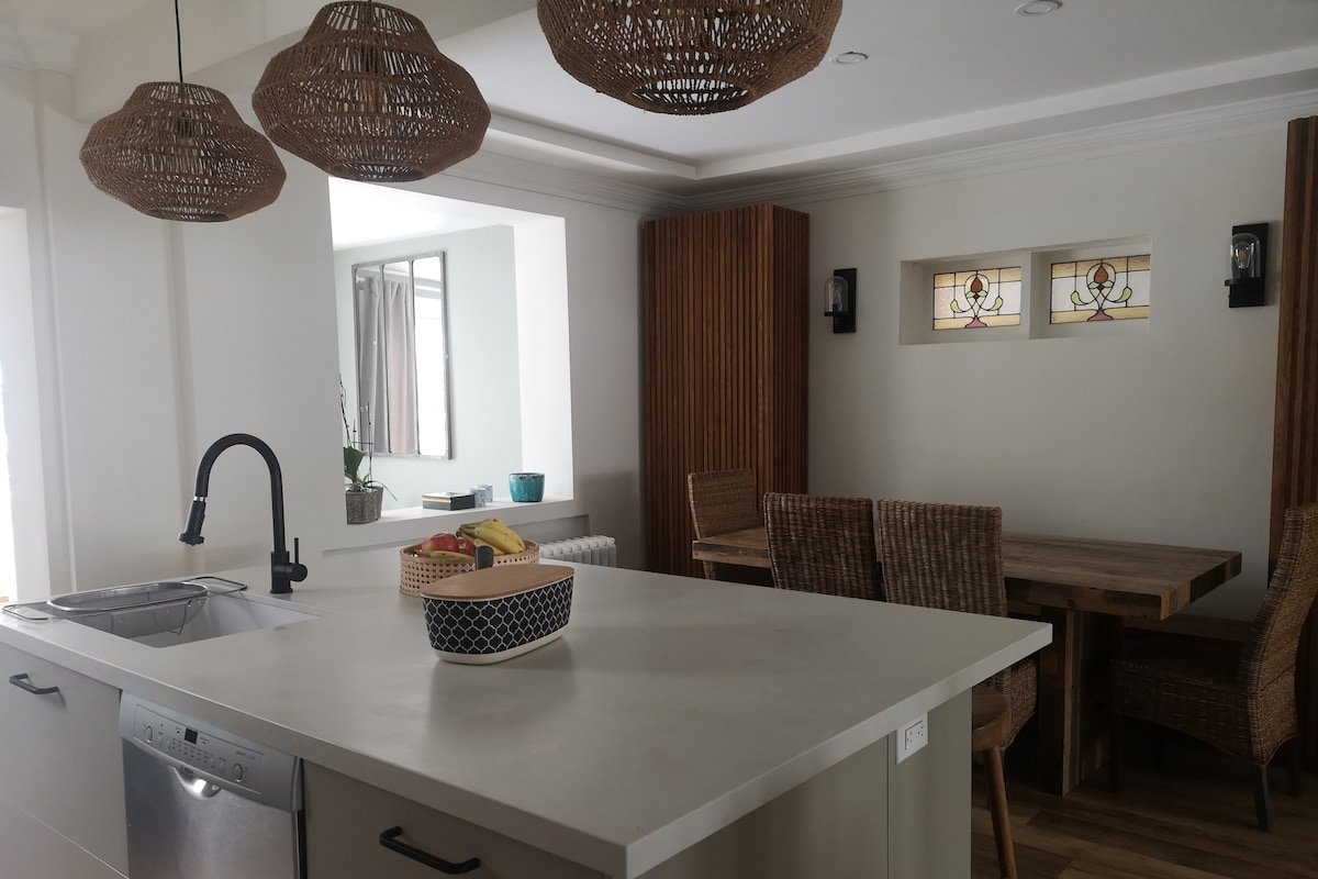 Beautiful beach house in the heart of the Beaches gallery image 4