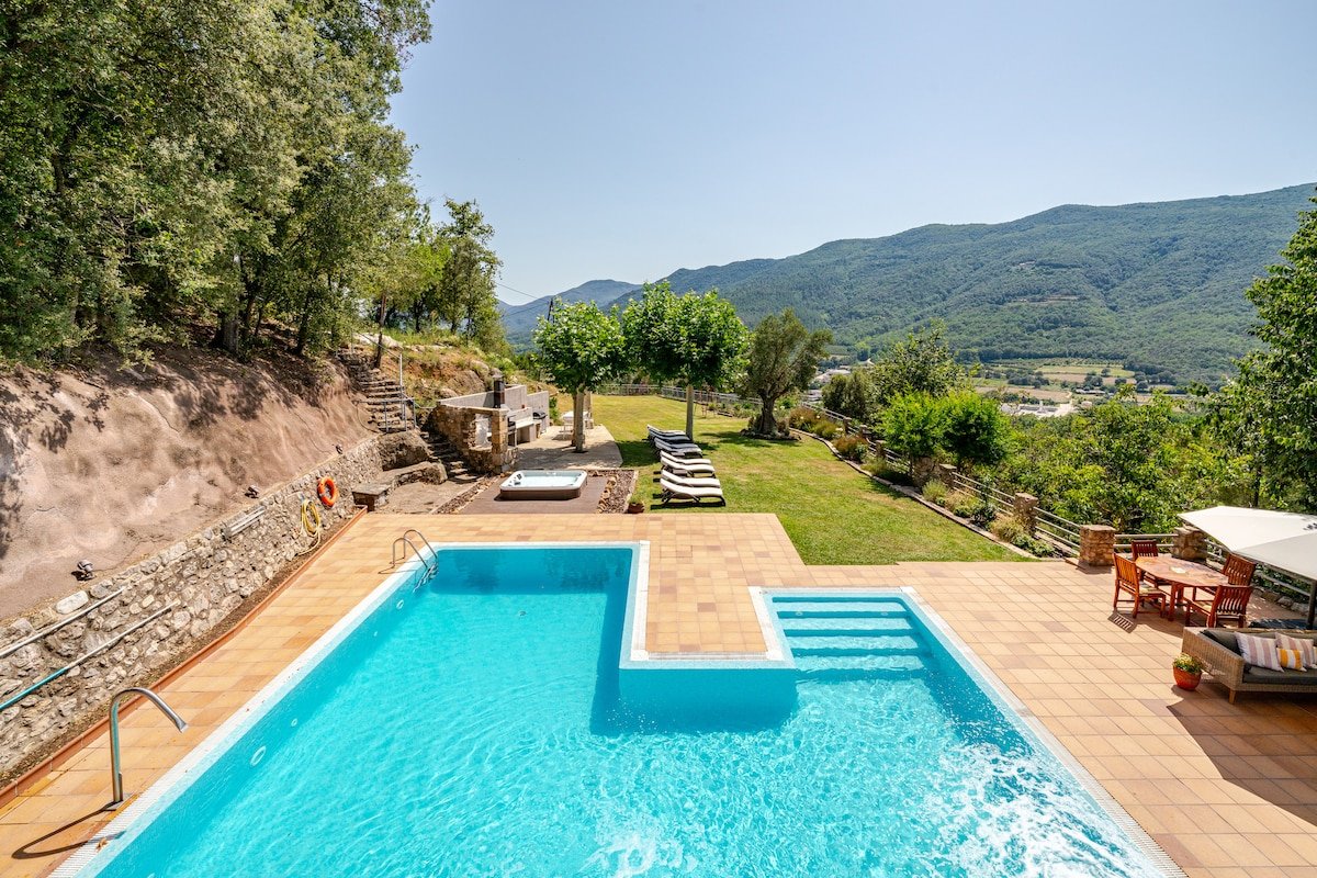 Can XERA.Salt water pool with jets and Jacuzzi gallery image 2