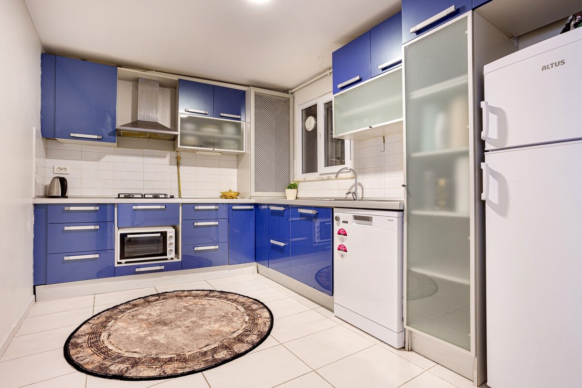 Spacious &Modern 4BR-2BA. Main Street Metro w/Lift gallery image 5