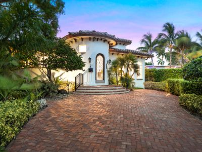 Luxurious 5BR/3BA Lakefront Villa near Beach