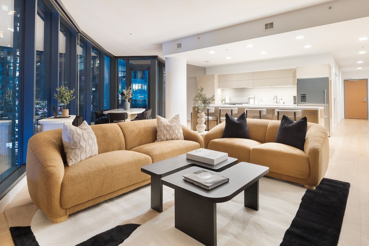 Downtown LA – Skyline 3 BD Suite gallery image 2