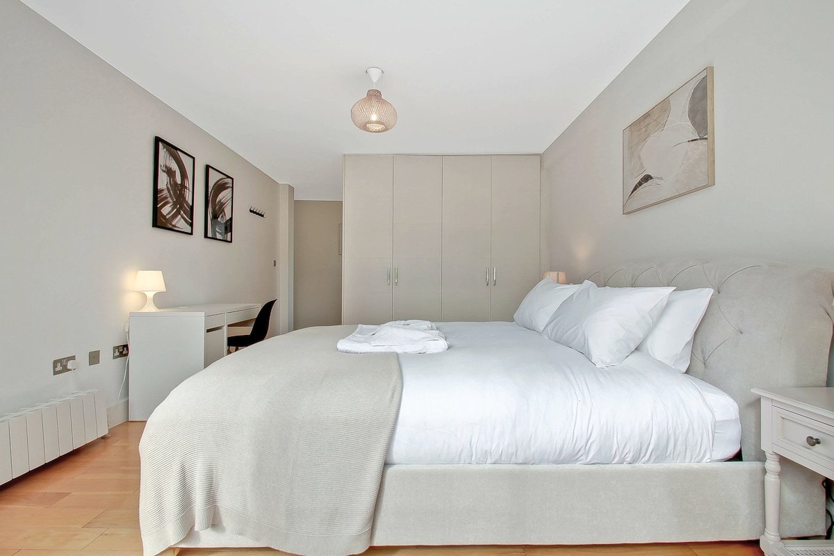 Central Chelsea Sloane Square Apt w/ Roof Terrace gallery image 5