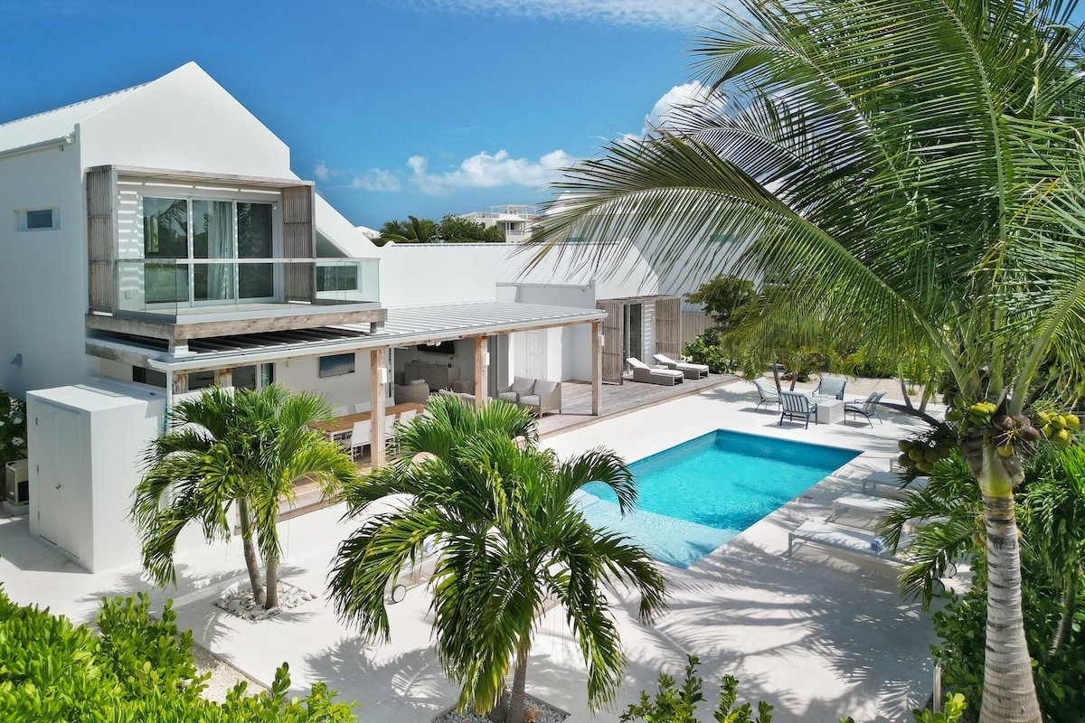 Villa Sorelle: Spacious Villa w/Pool, Near Beach