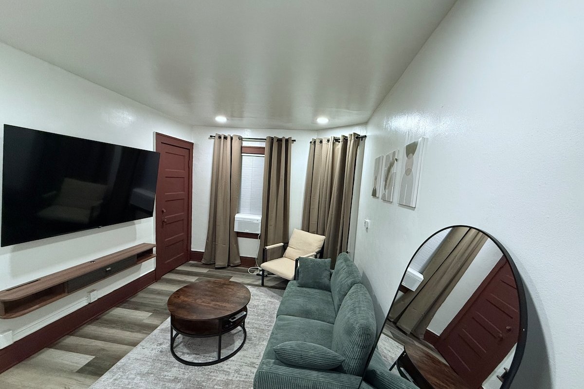 South Wedge 3BR—Your Urban Oasis! gallery image 2