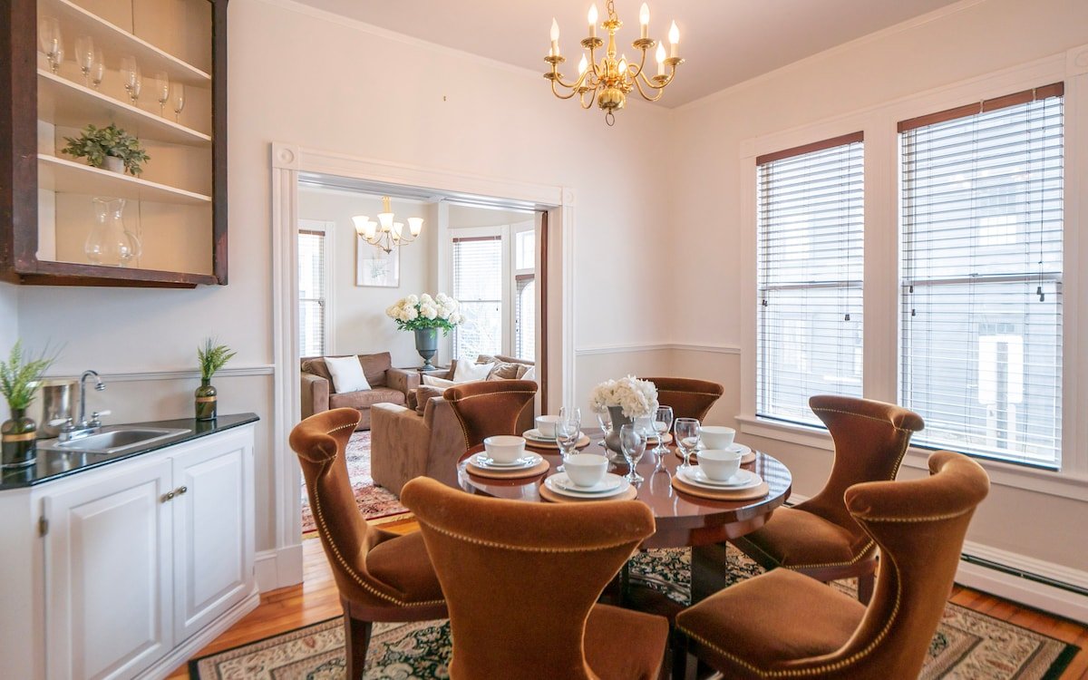 Central Downtown Newport House & Courtesy Parking gallery image 3