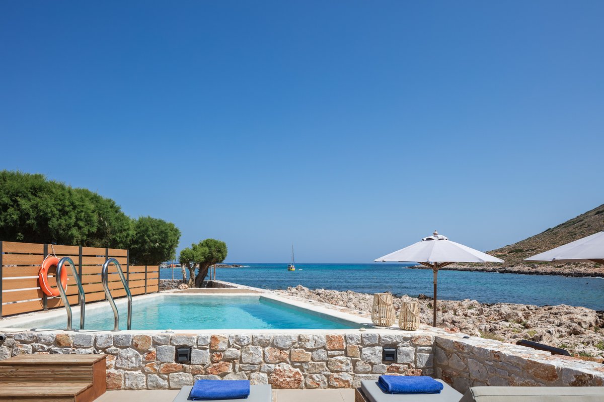 On the beach, walking distance to amenities