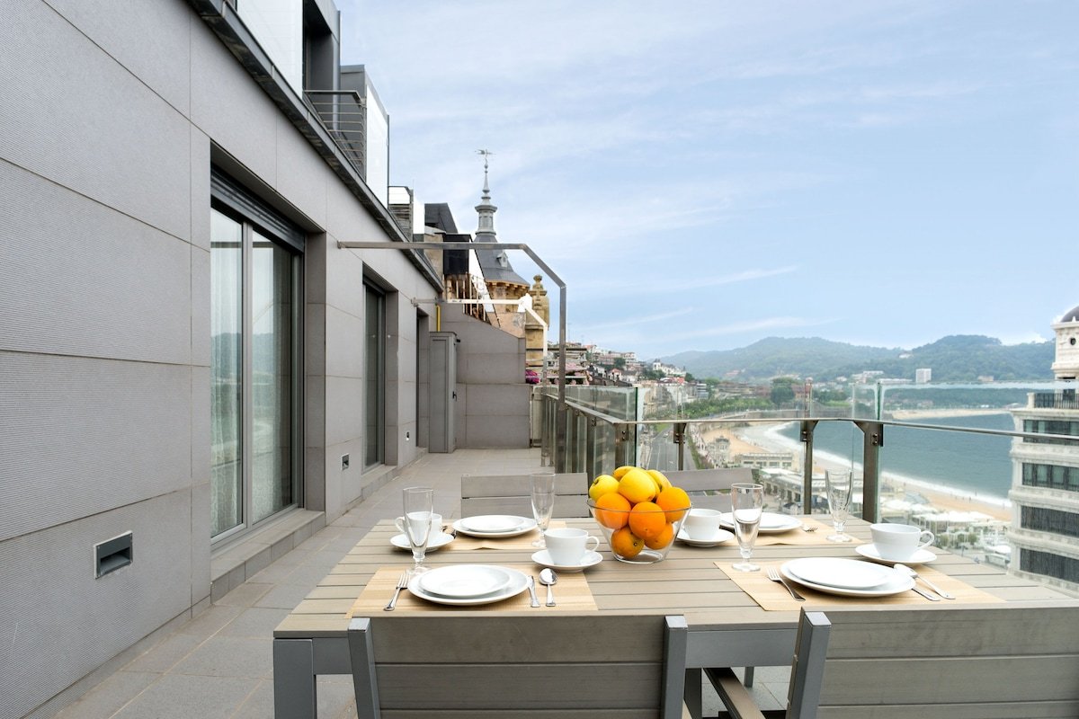 Niza La Concha, terrace with beach views gallery image 2