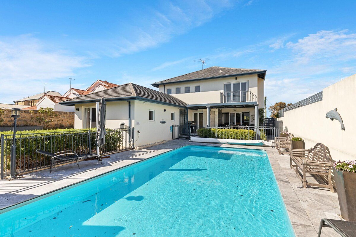 Beachfront Family Favourite with Pool, A/C & Views gallery image 4