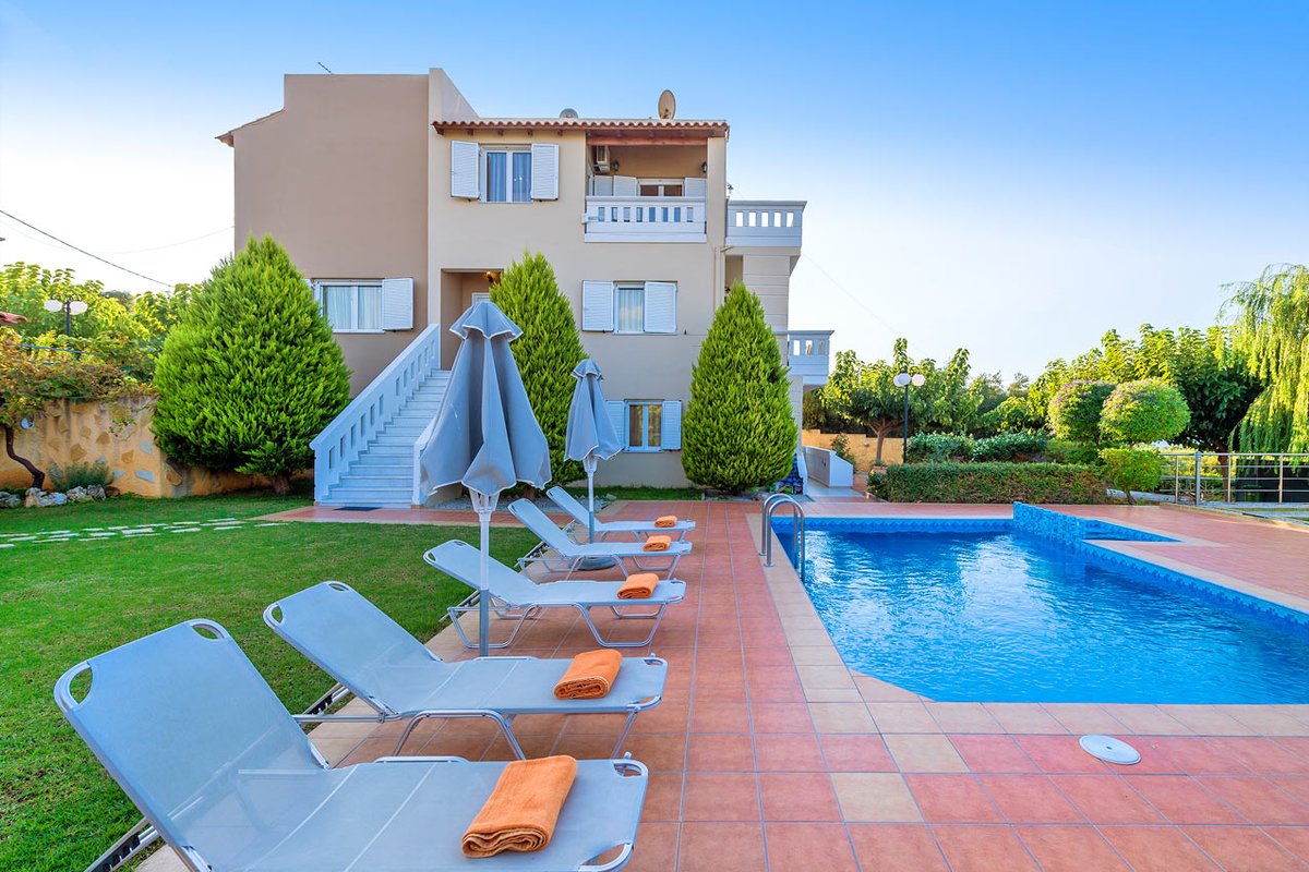 Villa Aretousa 2, 6 BD, 1100m from the sand!