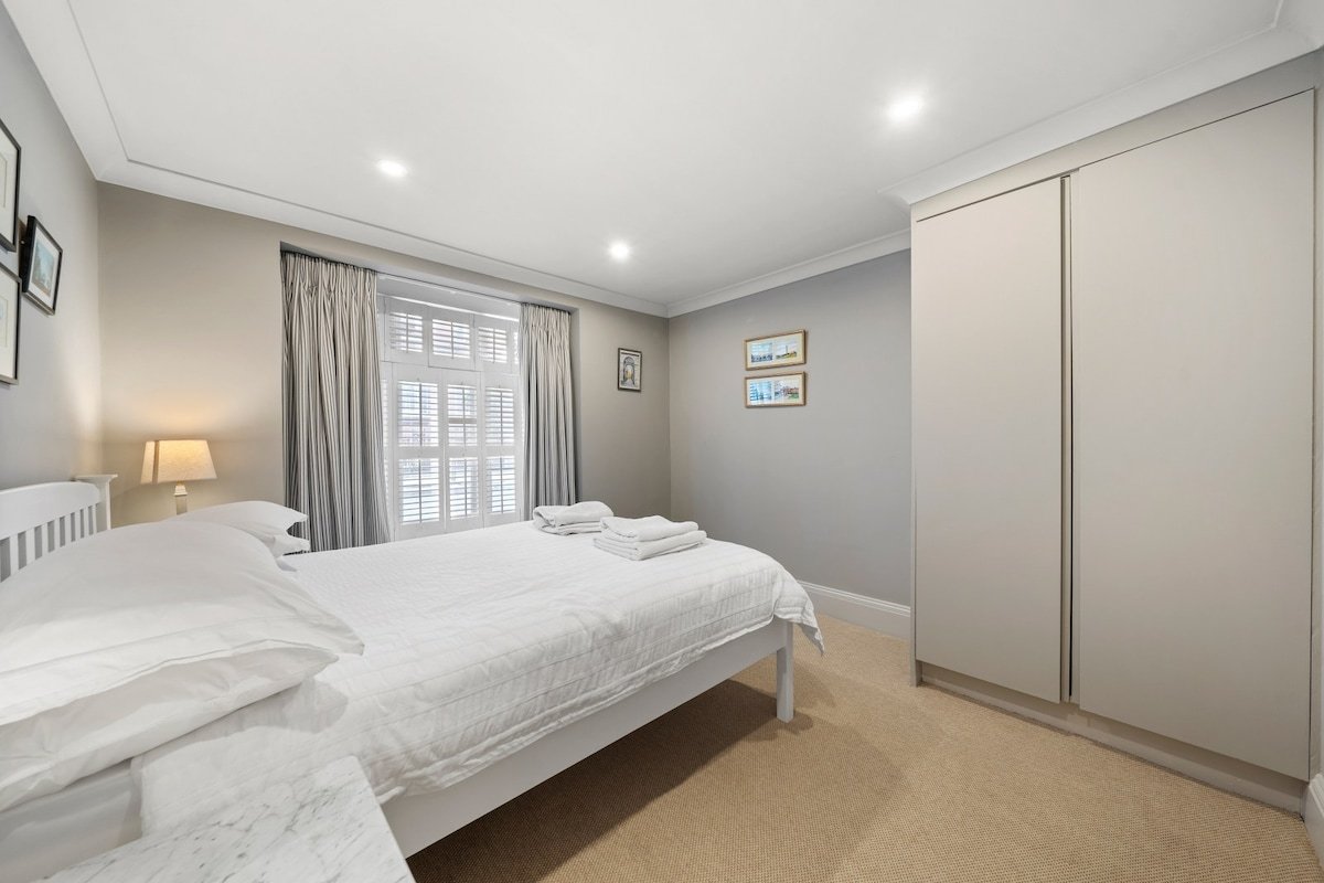 Modern 3-floor open plan townhouse with patio gallery image 3