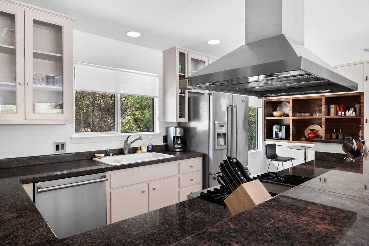 Midcentury Modern Retreat gallery image 5