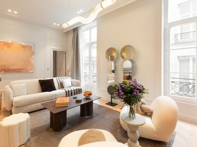 A Sophisticated 2-BR/2Ba with Services in Louvre