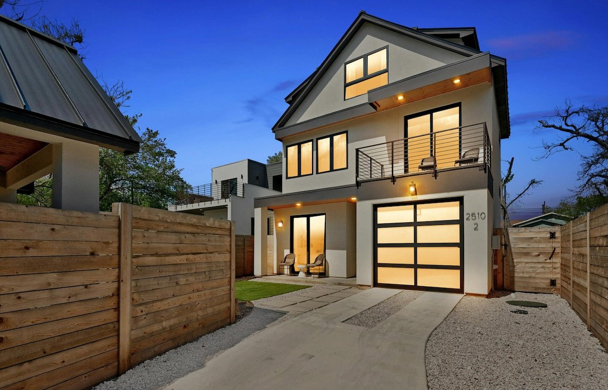 Stunning New Modern Perfection With Pool Oasis! gallery image 2