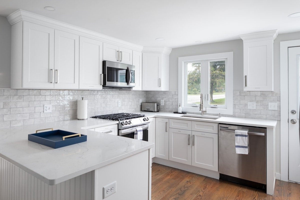 Spacious & Updated Newport Retreat – Walk to Beach gallery image 4