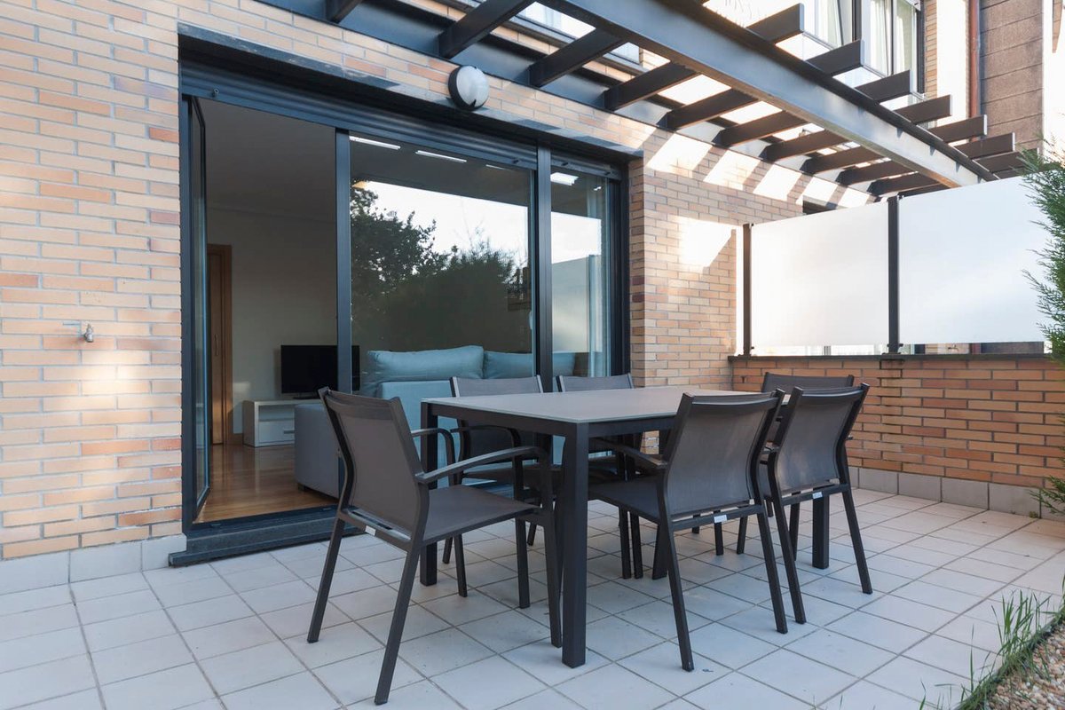 Ulia B-Parking, Terraza y Jardín