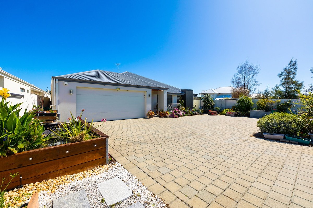 Spacious family waterfront peaceful dream home gallery image 4