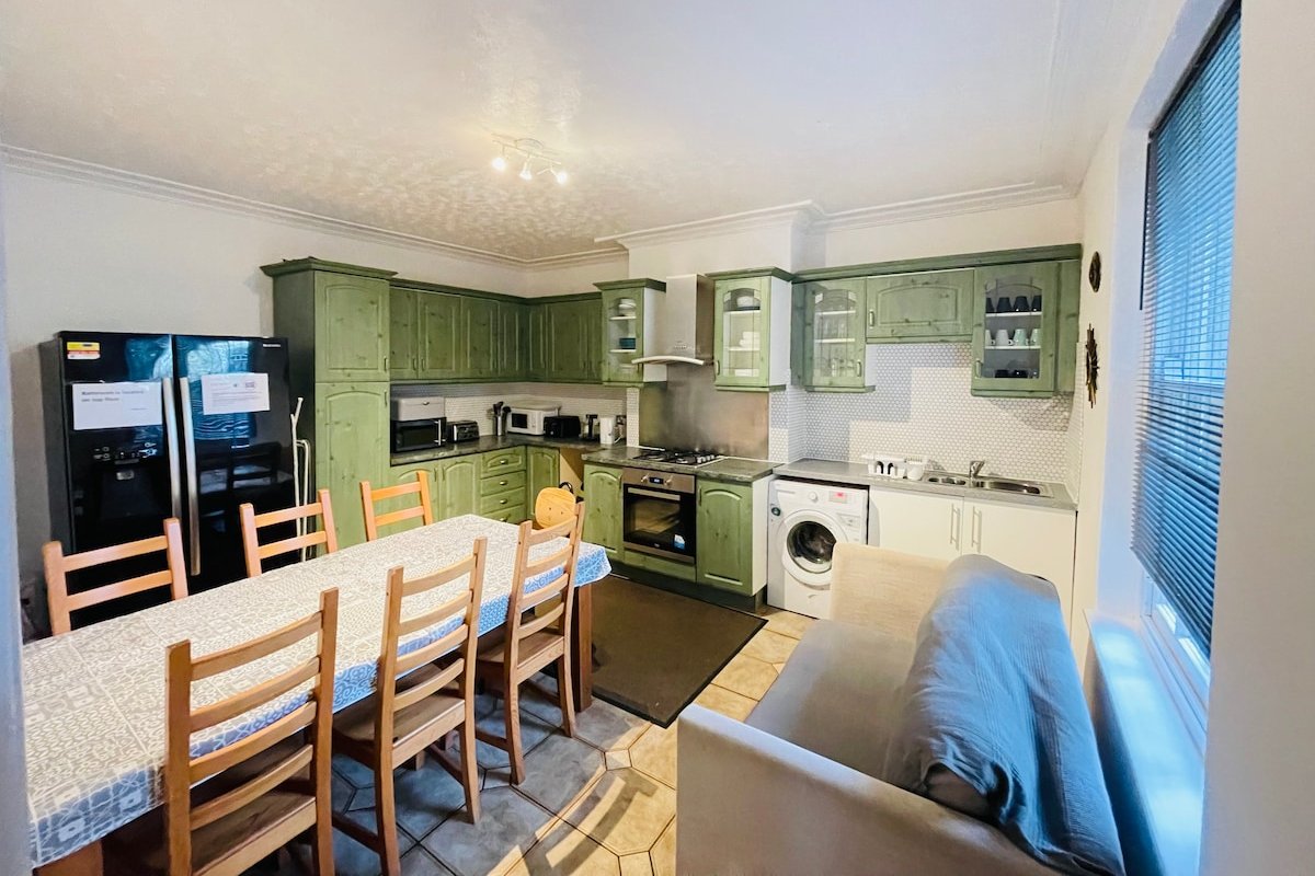 Central located house for big groups gallery image 2