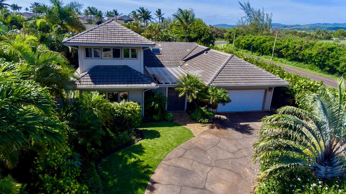 Large spacious home with A/C! Walk to Beach/Pool gallery image 3