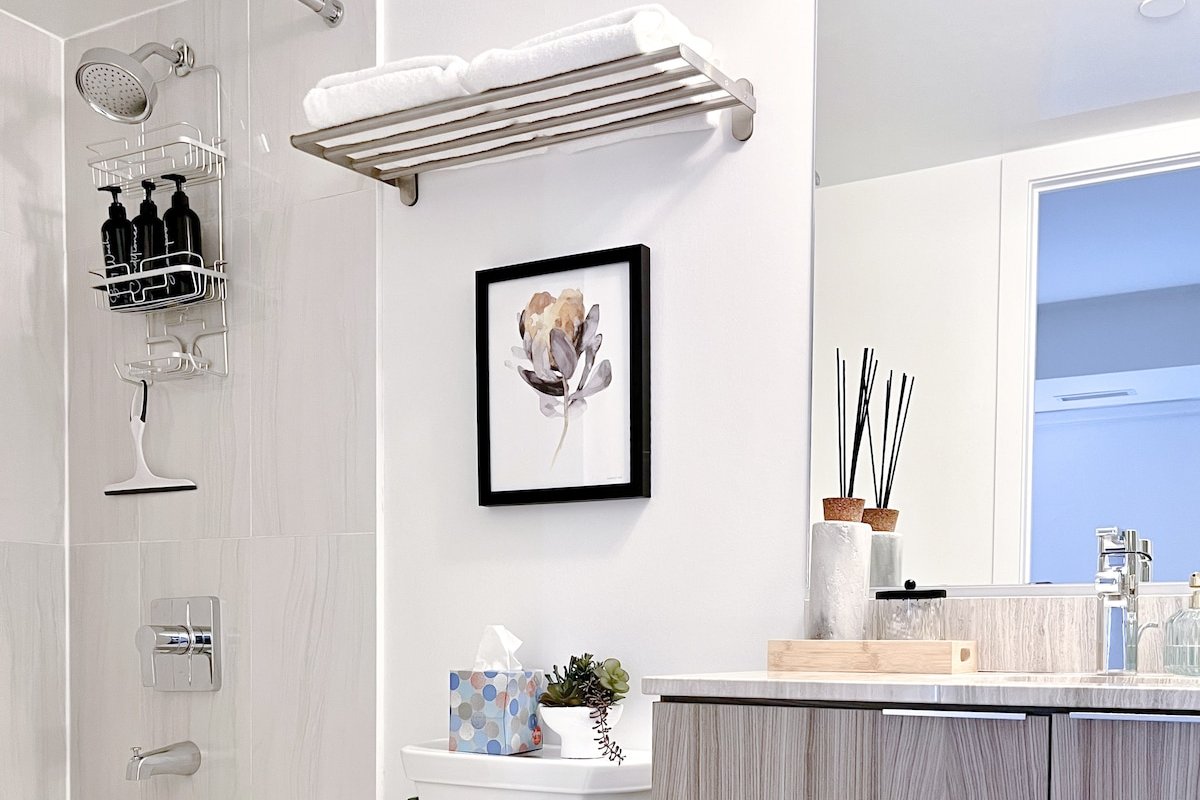 Luxury condo 2+2 /free parking on Bay Street gallery image 4