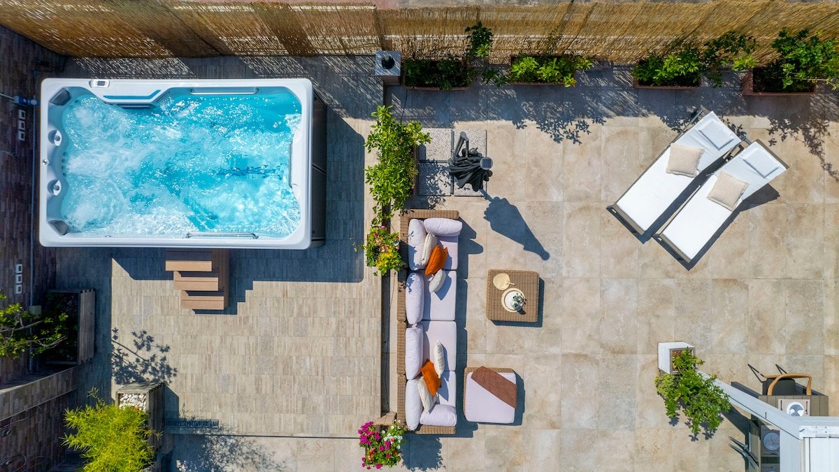 [Historic Centre] – Luxury Penthouse with Pool gallery image 3