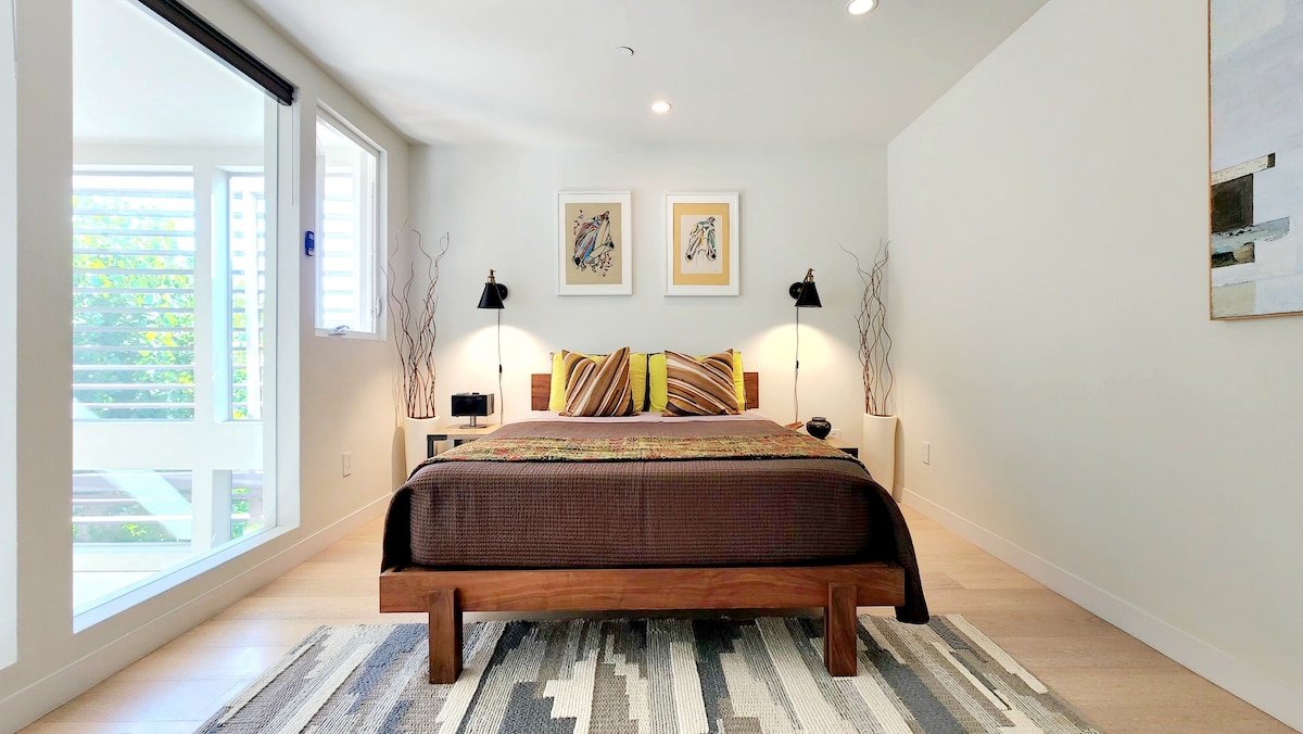 Pristine Architectural Loft in WeHo – Artsy Modern gallery image 4