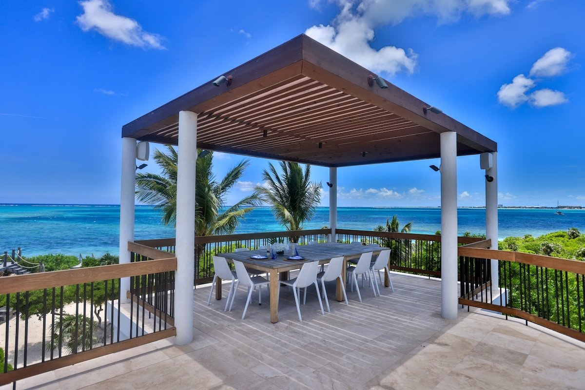 Turtle Breeze – Fully Staffed Beachfront Villa gallery image 5