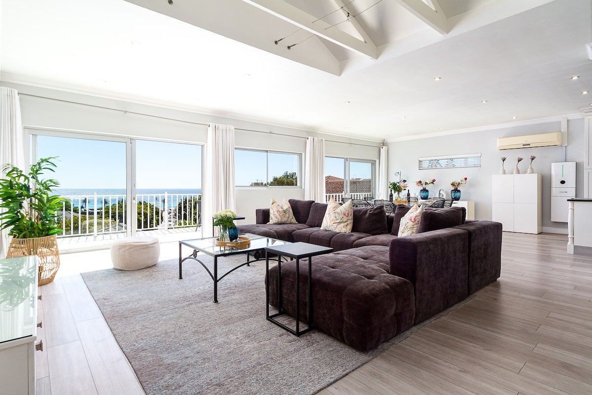 Walk to beach, 3 Bedroom villa with private pool. gallery image 3