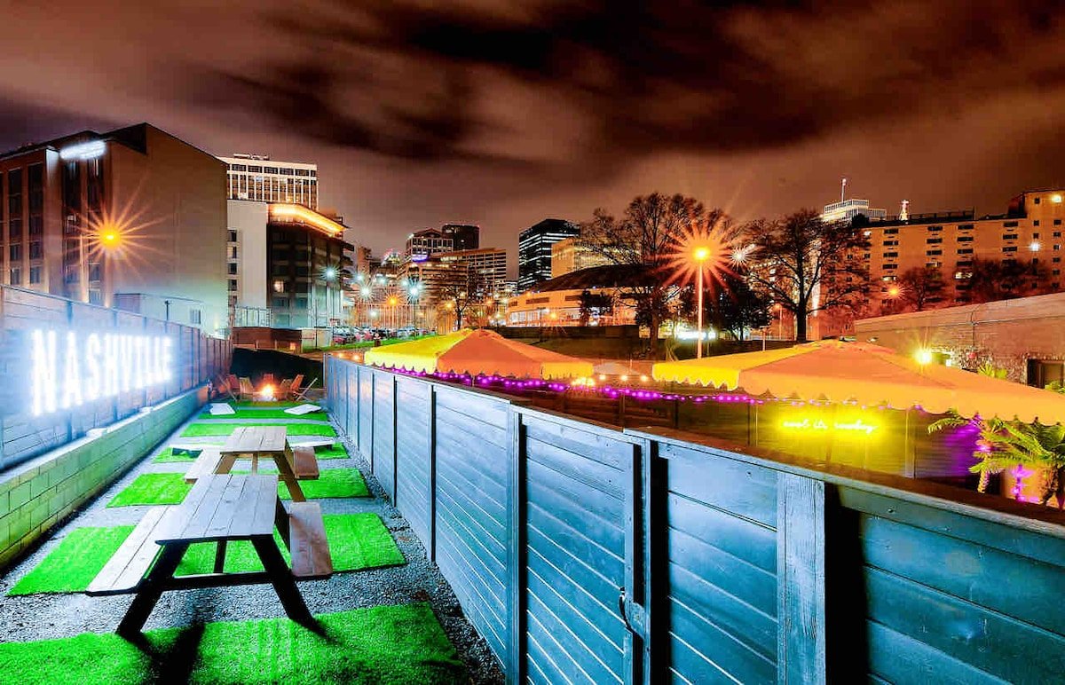 New Luxe-Walk To Broadway! 13 Beds|Hot Tub/Pool! gallery image 5