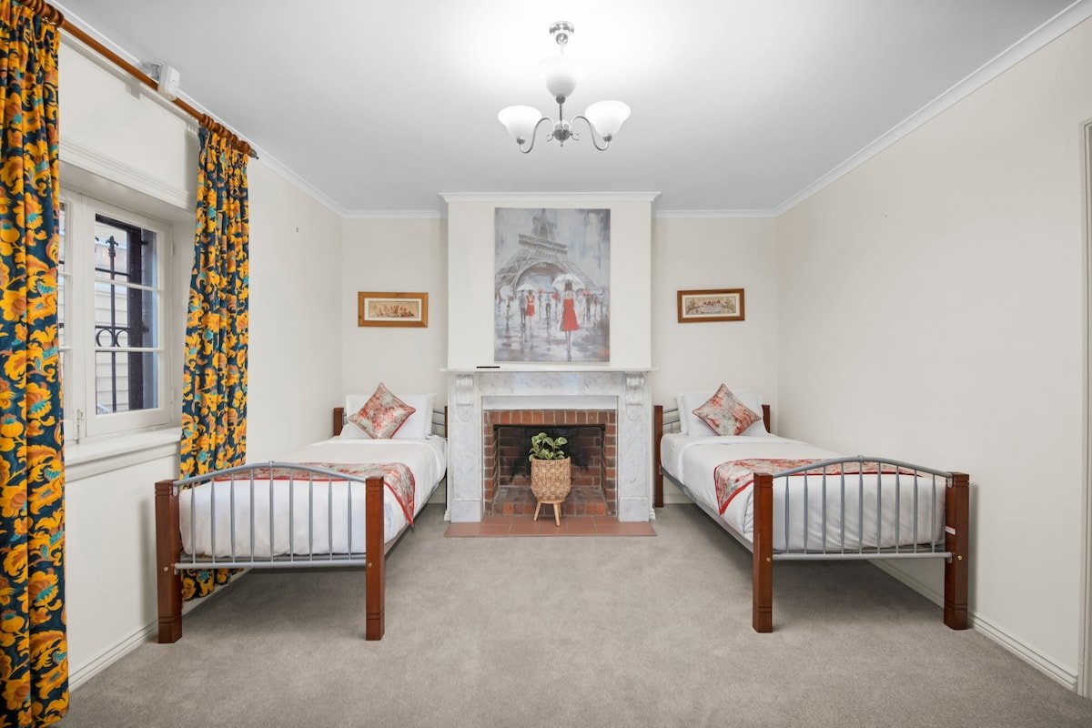 Manee’s On Elphin gallery image 3