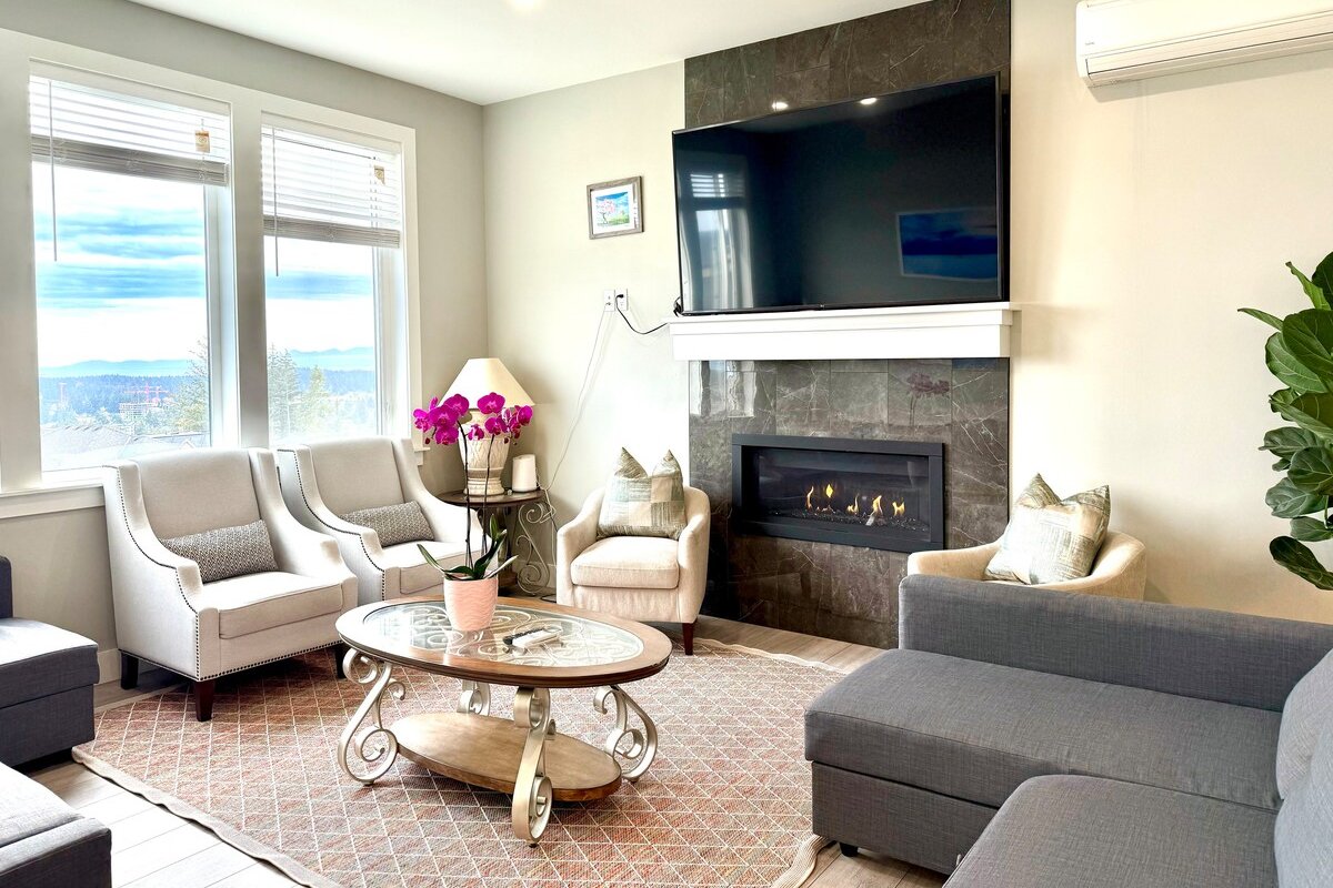 Beautiful New Home w/great view gallery image 4