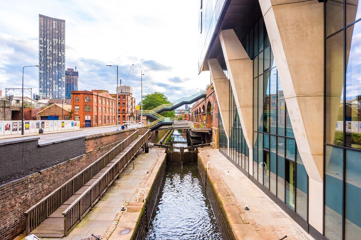 3 Bed Apt with Skyline Views in Central Manchester gallery image 4