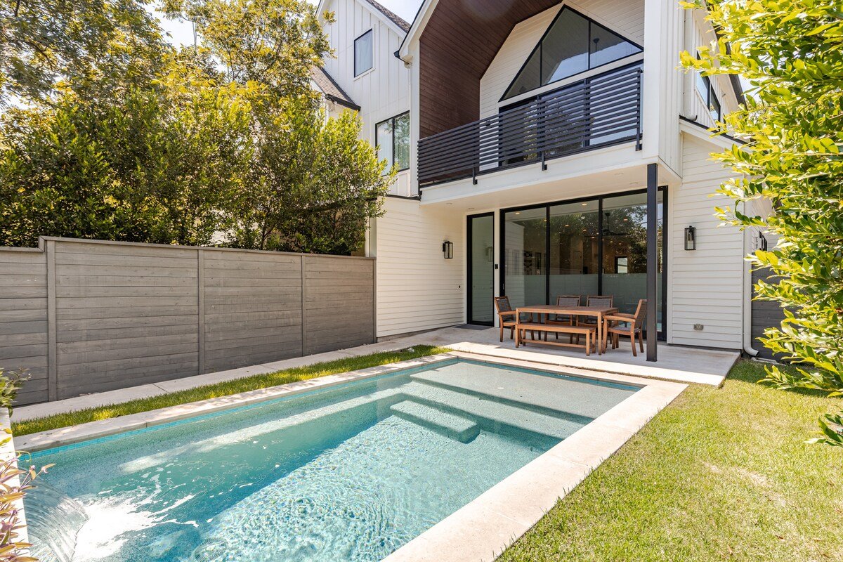 Pool/Walkable to Restaurants gallery image 5