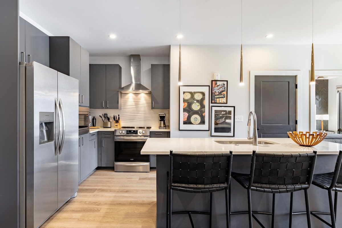 Sleeps 18 | 3 Modern Midtown Apartments, Gym+Pool gallery image 5