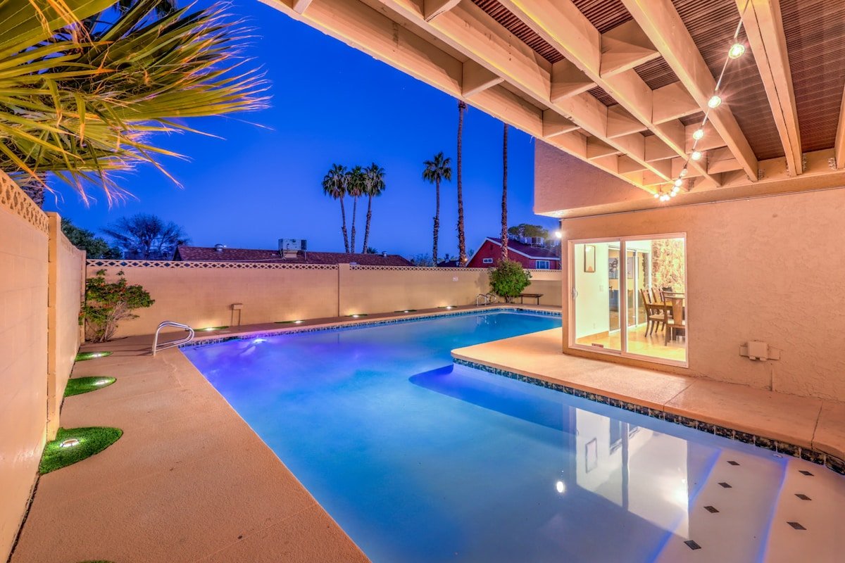 Oasis near STRIP Lap Pool, Spa, Sauna, Deck, Poker gallery image 3