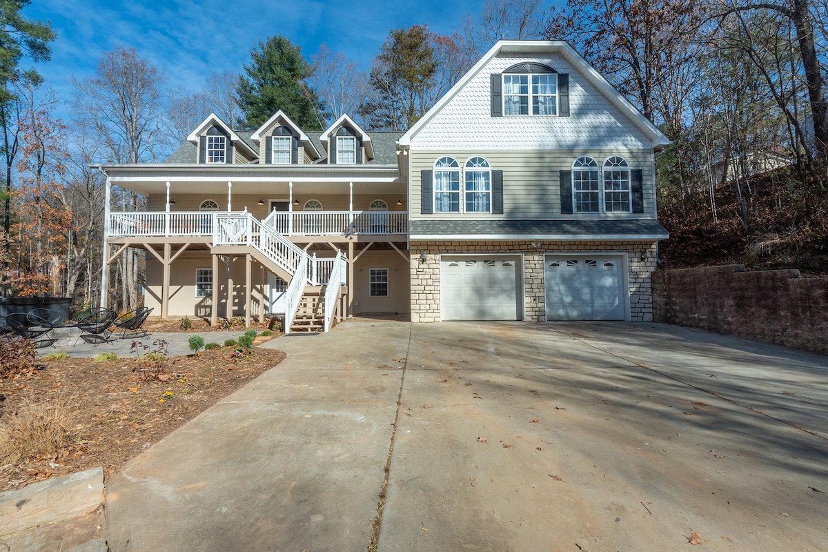 7000 SF • 10 min to Downtown • Hot Tub•Sauna•Bocce gallery image 3