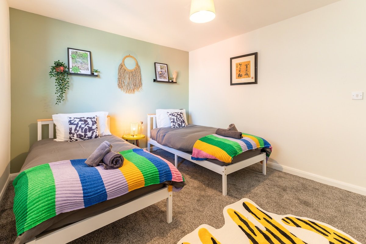 Newly Renovated 5 Bed + 5 Bath! gallery image 3