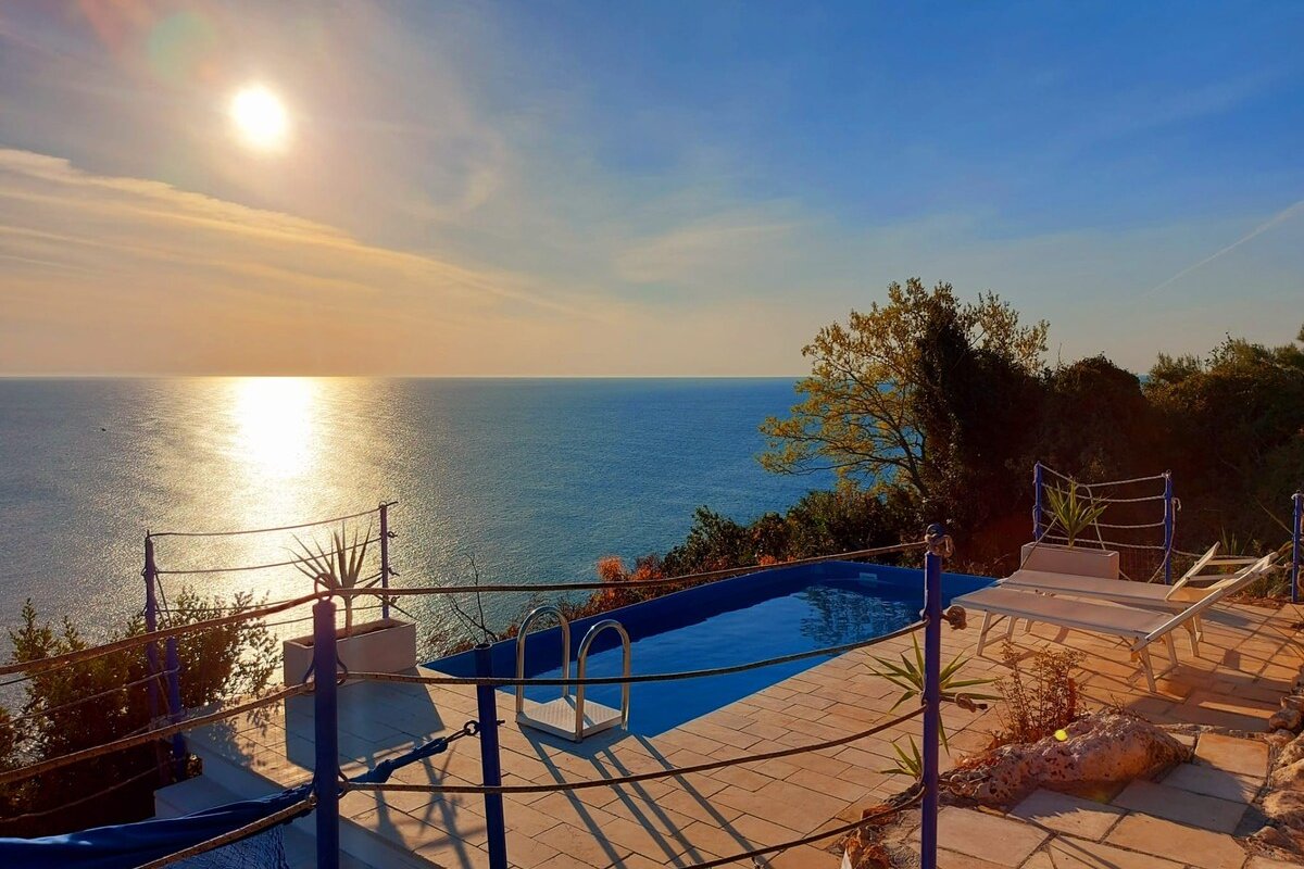 Villa by the sea in the bay exclusive swimmingpool gallery image 3