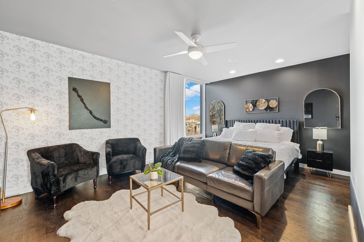 Exquisite 4-Bedroom Retreat in Chicago gallery image 4