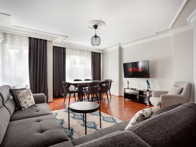 Charming 3-BR. w/Sweet king Beds. Lift &a full AC