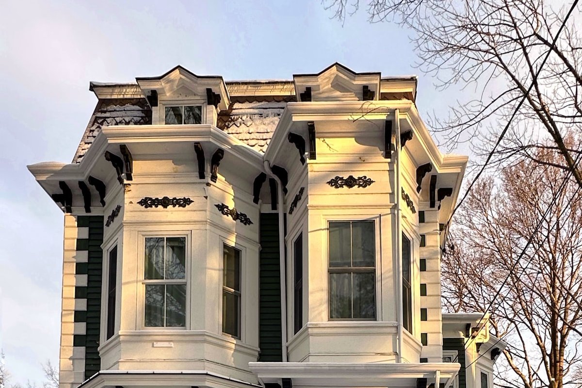 Spacious Harvard mansion 4+br 3.5ba free parking gallery image 2