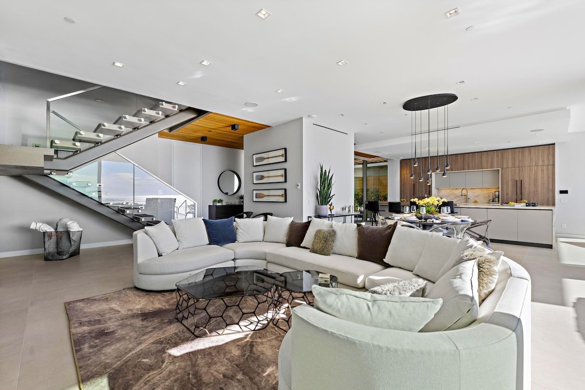 Neptune’s Jewel Oceanfront w/ Pool & Spa gallery image 5