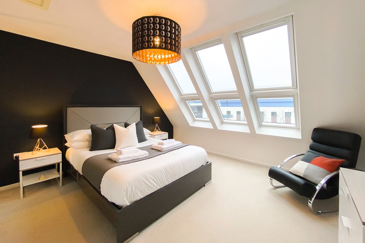 Stylish 4 Bed Family Home, Close to City, Parking