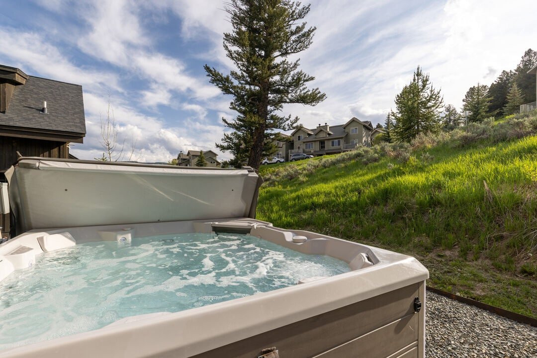 New! Luxury home by Town Center w hottub & Gym